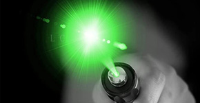 Comprendere i puntatori laser a fuoco fisso e a fuoco regolabile
