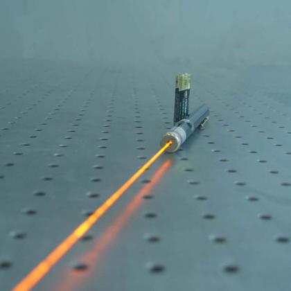 Puntatore laser giallo 10mW / 20mW con il design a forma di penna
