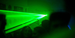 Perché i laser verdi sono più luminosi degli altri colori?