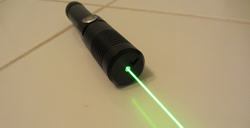 I pericoli dei puntatori laser verde a basso costo