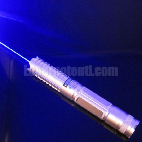 Puntatore laser blu economico e potente 1200 mW che brucia