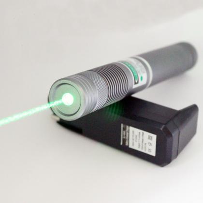 Puntatore laser verde 500mW (550mW+) impermeabile ed economico