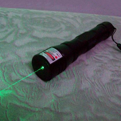 Puntatore laser verde 200mW che scoppia palloncini