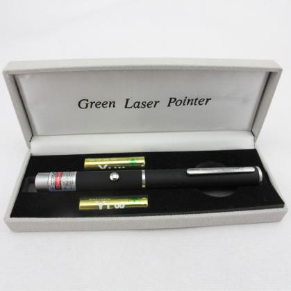 Penna puntatore laser verde 100mW con due batterie AAA