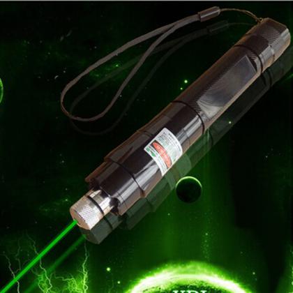 Puntatore laser verde 50mW a prezzi accessibili con adattatori e interruttore