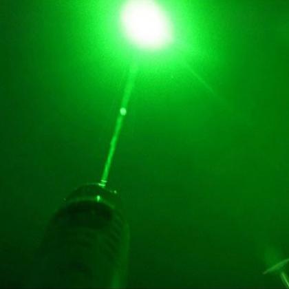 Potente puntatore laser verde 520 nm 250 mW che brucia