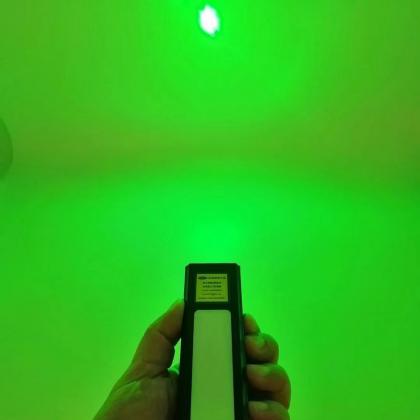 Puntatore laser verde USB 520nm 100mW con torcia a LED