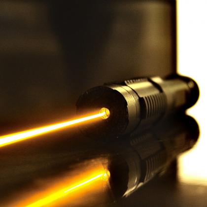 Puntatore laser giallo 589 nm 30 mW portatile economico e potente